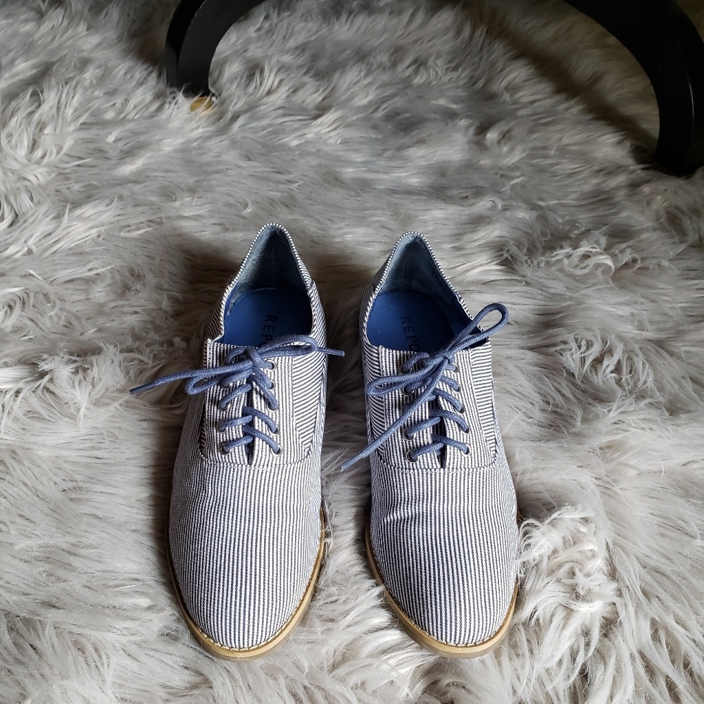 Pinstrip buck like shoe